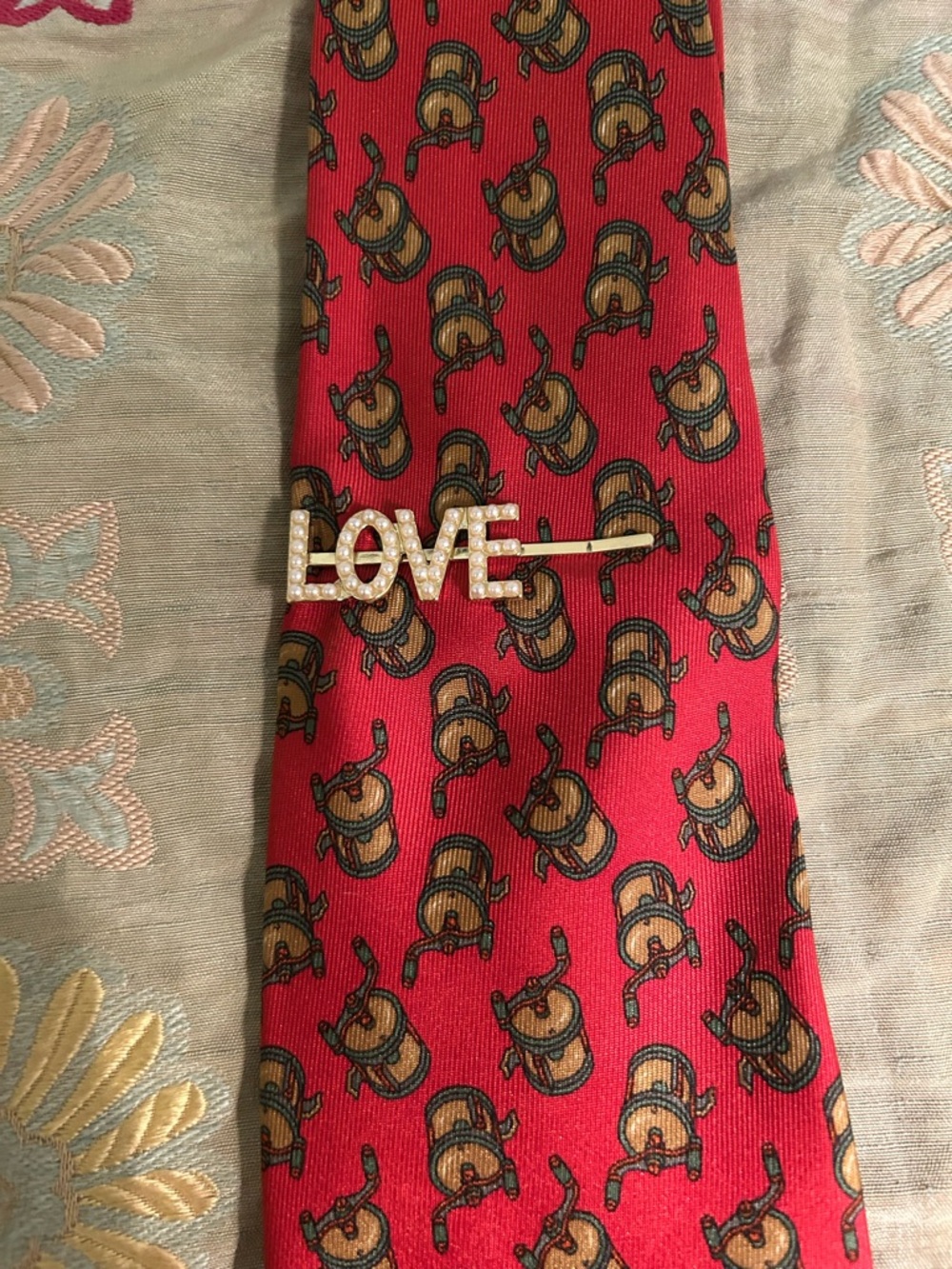GUCCI Red Patterned Necktie with LOVE Pin - Picture 10 of 14